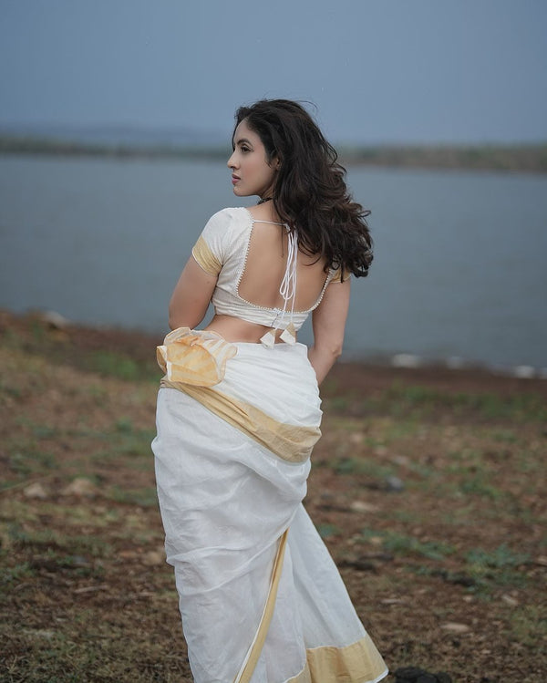 White Chiffon Saree with Intricate Zari Border - Elegant & Lightweight