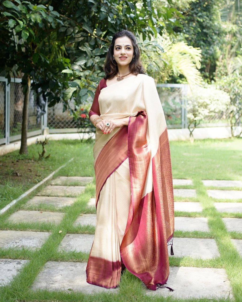 Exquisite Banarasi Silk Saree with Jacquard Weaving & Unstitched Blouse