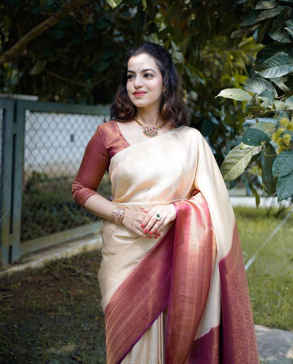 Exquisite Banarasi Silk Saree with Jacquard Weaving & Unstitched Blouse