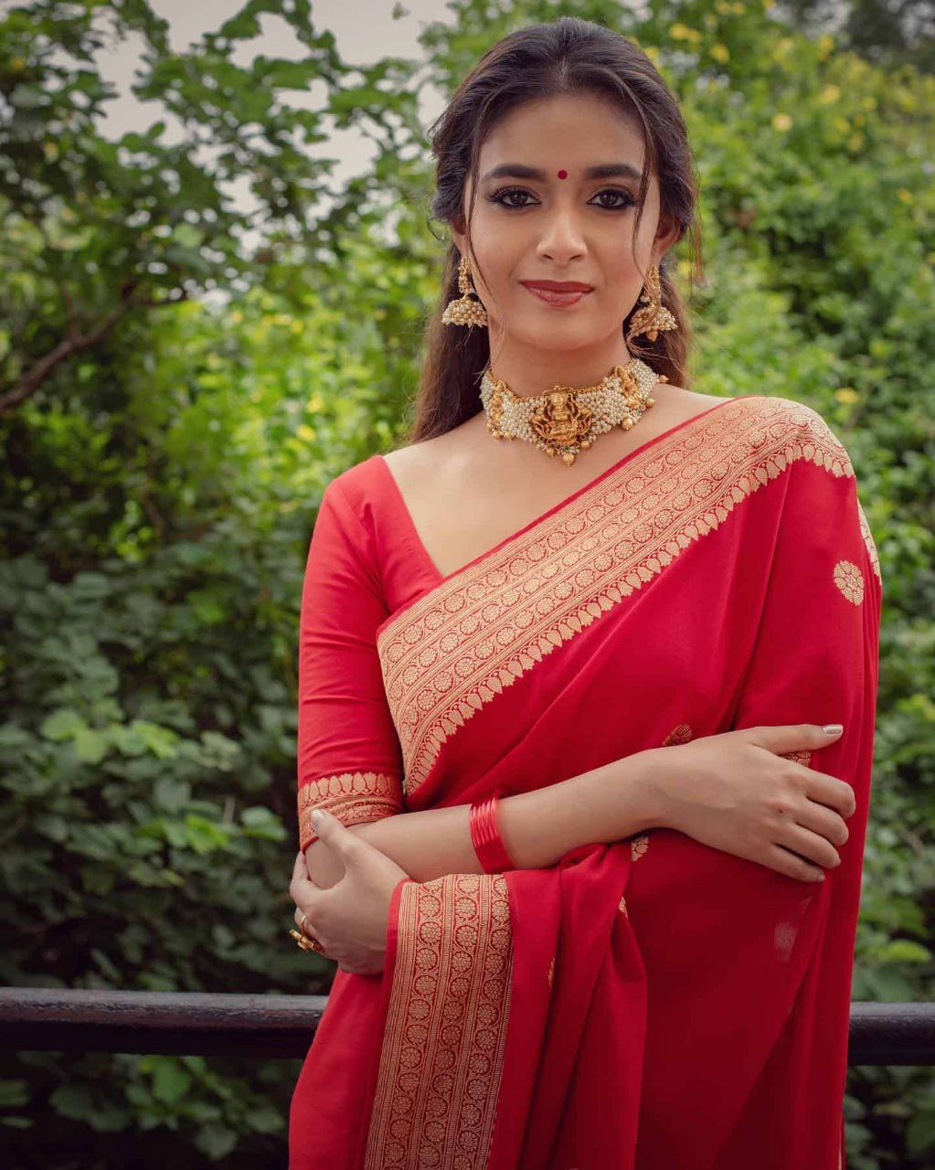 Vestigial Red Soft Silk Saree With Ravishing Blouse Piece