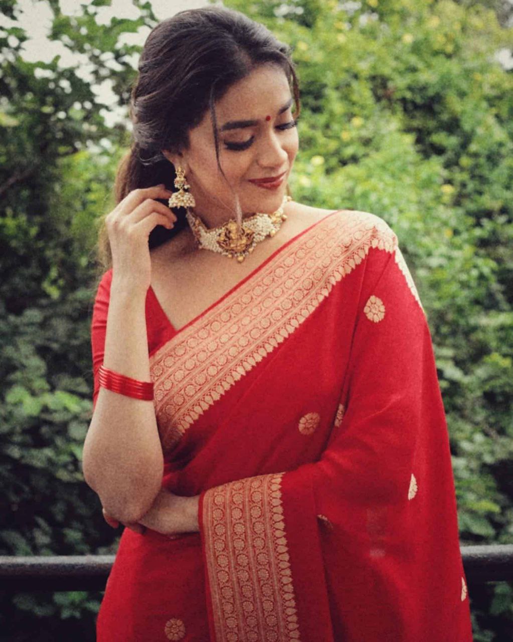Vestigial Red Soft Silk Saree With Ravishing Blouse Piece