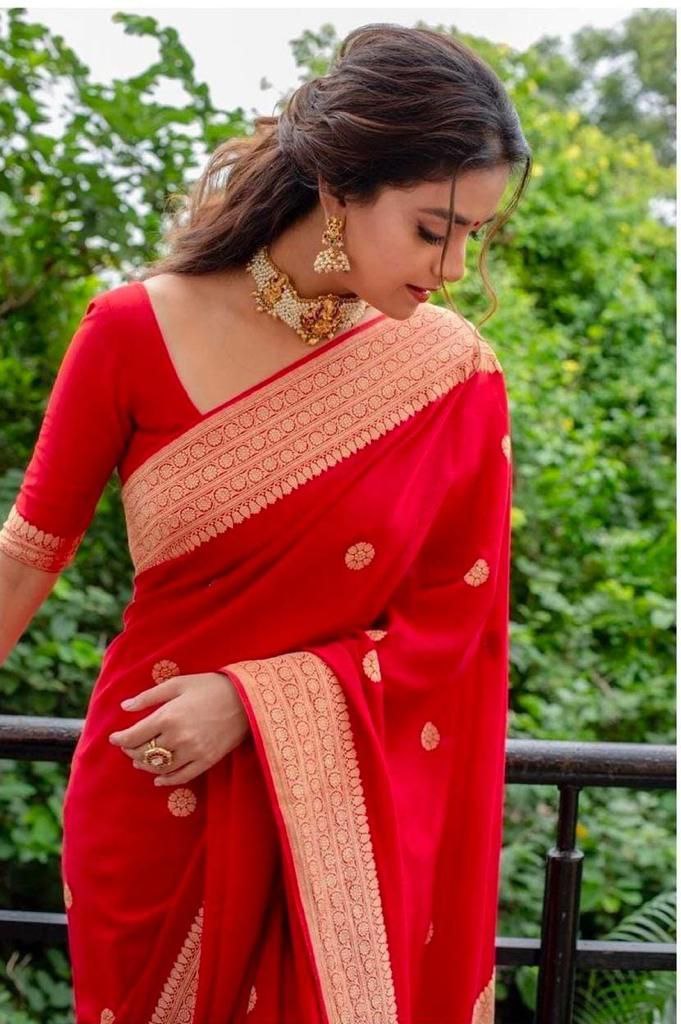 Vestigial Red Soft Silk Saree With Ravishing Blouse Piece